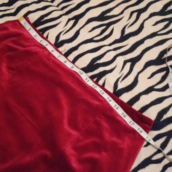 💙🐾Deep cherry velvet mini skirt with a slit - Picture 10 of 14